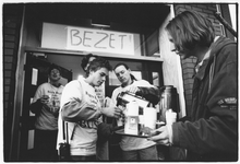 351565 Afbeelding van enkele studenten van de Hogeschool Domstad die koffie aangeboden krijgen tijdens de bezetting van ...